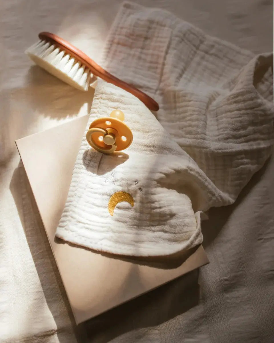 Crinkled Texture, Burp Cloth, Bib Holder, Pacifier Attachment, Elastic Loop  an.nur   